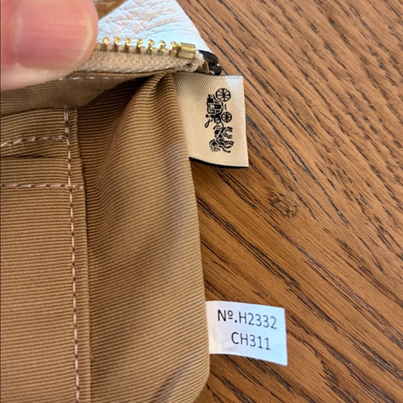 NWT Coach Wristlet with Tan Accents in Chaulk Pebbled Grain Leather - Picture 4 of 5